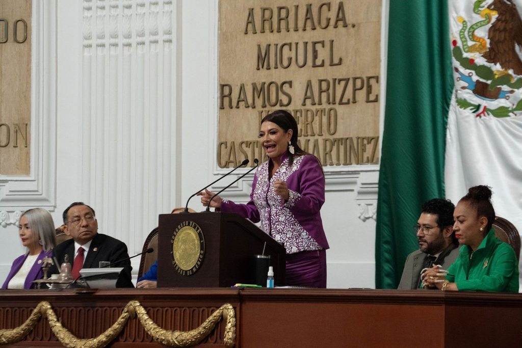 Clara Brugada rinde Segundo Informe: destaca avances en seguridad y entrega cuatro iniciativas clave para la CDMX