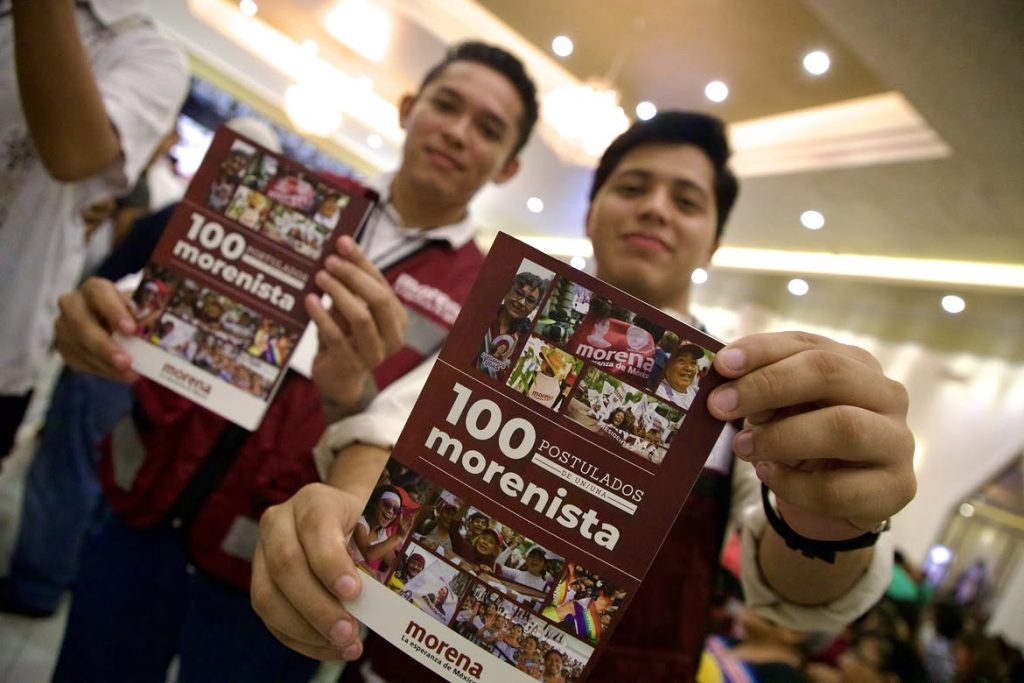 Militantes y simpatizantes de nuestro movimiento recibieron los 100 POSTULADOS DE UN-UNA MORENIS (2)